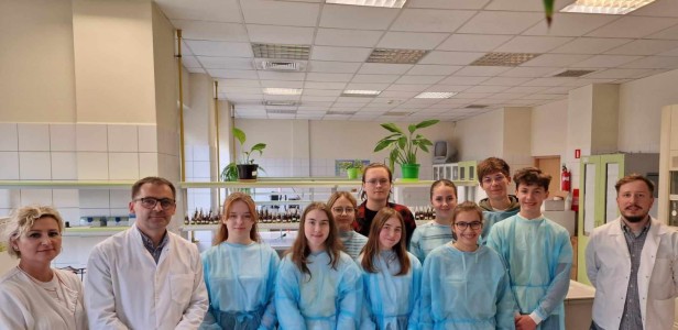 Zdolni znad Brdy_uczniowe w laboratorium . Kliknij, aby powiększyć zdjęcie.