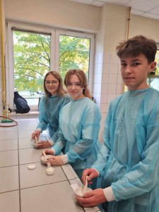 Zdolni znad Brdy_uczniowe w laboratorium . Kliknij, aby powiększyć zdjęcie.