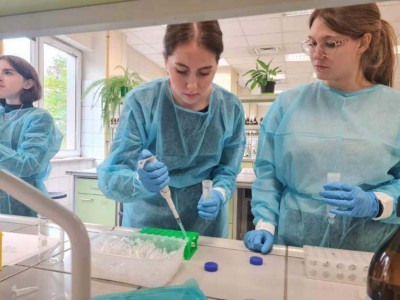 Zdolni znad Brdy_uczniowe w laboratorium . Kliknij, aby powiększyć zdjęcie.