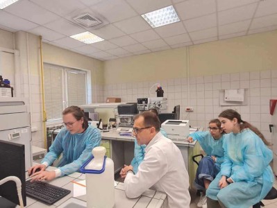 Zdolni znad Brdy_uczniowe w laboratorium . Kliknij, aby powiększyć zdjęcie.
