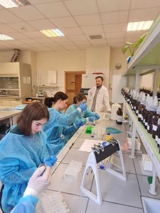 Zdolni znad Brdy_uczniowe w laboratorium . Kliknij, aby powiększyć zdjęcie.