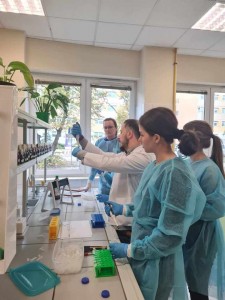 Zdolni znad Brdy_uczniowe w laboratorium . Kliknij, aby powiększyć zdjęcie.