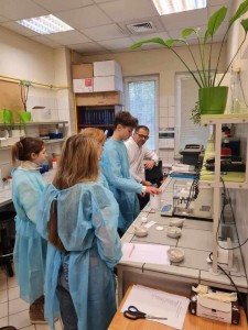 Zdolni znad Brdy_uczniowe w laboratorium . Kliknij, aby powiększyć zdjęcie.