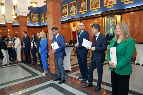 Click to zoom the picture.