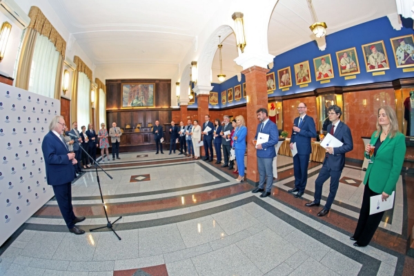 Click to zoom the picture.