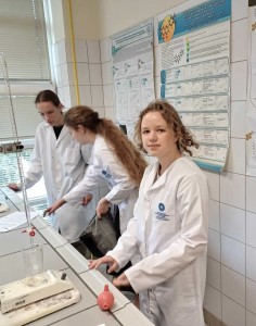 Uczniowie z IX Liceum Ogólnokształcącego w Katedrze Chemii Nieorganicznej i Analitycznej. Kliknij, aby powiększyć zdjęcie.