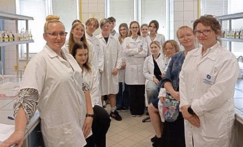 Uczniowie z IX Liceum Ogólnokształcącego w Katedrze Chemii Nieorganicznej i Analitycznej. Kliknij, aby powiększyć zdjęcie.