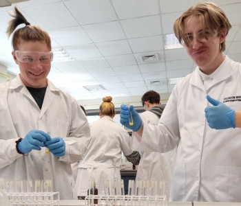 Uczniowie z IX Liceum Ogólnokształcącego w Katedrze Chemii Nieorganicznej i Analitycznej. Kliknij, aby powiększyć zdjęcie.