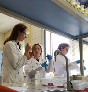 Uczniowie z IX Liceum Ogólnokształcącego w Katedrze Chemii Nieorganicznej i Analitycznej. Kliknij, aby powiększyć zdjęcie.
