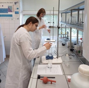 Uczniowie z IX Liceum Ogólnokształcącego w Katedrze Chemii Nieorganicznej i Analitycznej. Kliknij, aby powiększyć zdjęcie.