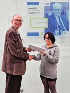 Wręczenie dyplomu wyróżnienia Dziekana za osiągnięcia mgr inż. Lenie Szczuczko. Kliknij, aby powiększyć zdjęcie.