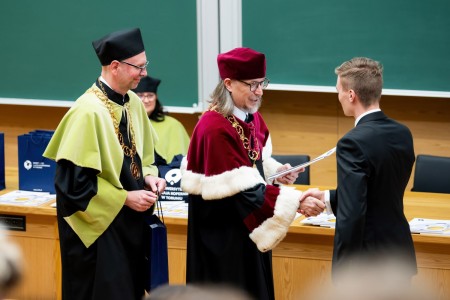Wręczenie dyplomów najlepszym studentom 2023/2024 podczas inauguracji roku akademickiego 2024/2025. Kliknij, aby powiększyć zdjęcie.