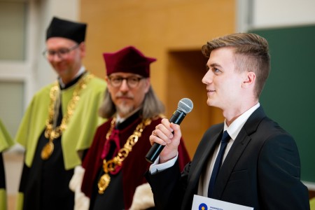 Wręczenie dyplomów najlepszym studentom 2023/2024 podczas inauguracji roku akademickiego 2024/2025. Kliknij, aby powiększyć zdjęcie.