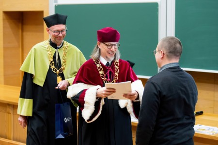 Wręczenie dyplomów najlepszym studentom 2023/2024 podczas inauguracji roku akademickiego 2024/2025. Kliknij, aby powiększyć zdjęcie.