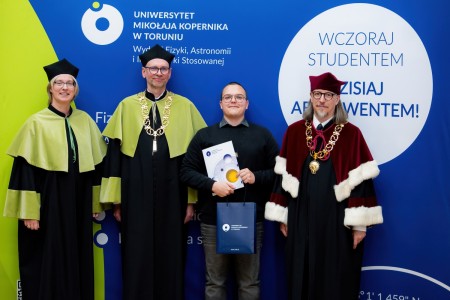 Wręczenie dyplomów najlepszym studentom 2023/2024 podczas inauguracji roku akademickiego 2024/2025. Kliknij, aby powiększyć zdjęcie.