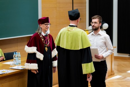 Wręczenie dyplomów najlepszym studentom 2023/2024 podczas inauguracji roku akademickiego 2024/2025. Kliknij, aby powiększyć zdjęcie.