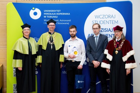 Wręczenie dyplomów najlepszym studentom 2023/2024 podczas inauguracji roku akademickiego 2024/2025. Kliknij, aby powiększyć zdjęcie.