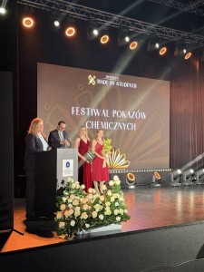 zdjęcie przedstawia moment wręczenia statuetki podczas Gali Copernicany. Kliknij, aby powiększyć zdjęcie.