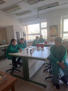 Praktyczne Warsztaty dla Uczniów Szkoły Podstawowej nr 30 im. Szarych Szeregów  z Oddziałami Dwujęzycznymi w Bydgoszczy organizowane przez Katedrę Patobiochemii i Chemii Klinicznej. Kliknij, aby powiększyć zdjęcie.