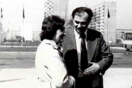 Sławomir Kalemba z Marią Jaczynowską na placu przed Rektoratem UMK; Toruń, 1.05.1977 (Fotokronika IHiA)  