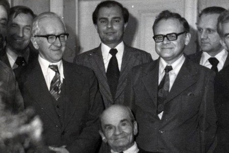 Sławomir Kalembka wraz z kolegami z Instytutu Historii i Archiwistyki w czasie przyjęcia z okazji 85. urodzin Jana Gerlacha; Toruń, 20.10.1978 (Fotokronika IHiA) 