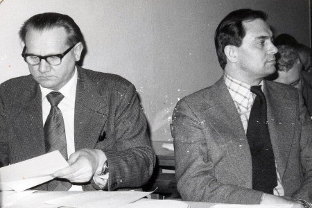 Sławomir Kalembka (z prawej) w czasie posiedzenia Rady IHiA, z lewej Stefan Cackowski; Toruń, 1981 (Fotokronika IHiA) 