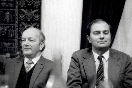 Sławomir Kalembka (z prawej) wraz z Antonim Czacharowskim w czasie jubileuszu 65. urodzin i 40. pracy zawodowej Kazimierza Jasińskiego; Toruń, 18.11.1985 (Fotokronika IHiA) 