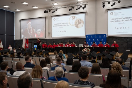 Uroczyste Dyplomatorium kierunku Farmacja 05 kwietnia 2025 r.. Kliknij, aby powiększyć zdjęcie.