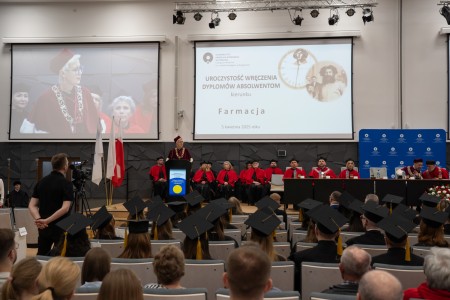 Uroczyste Dyplomatorium kierunku Farmacja 05 kwietnia 2025 r.. Kliknij, aby powiększyć zdjęcie.