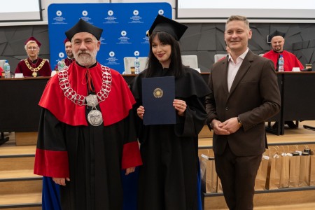 Uroczyste Dyplomatorium kierunku Farmacja 05 kwietnia 2025 r.. Kliknij, aby powiększyć zdjęcie.