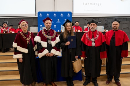 Uroczyste Dyplomatorium kierunku Farmacja 05 kwietnia 2025 r.. Kliknij, aby powiększyć zdjęcie.