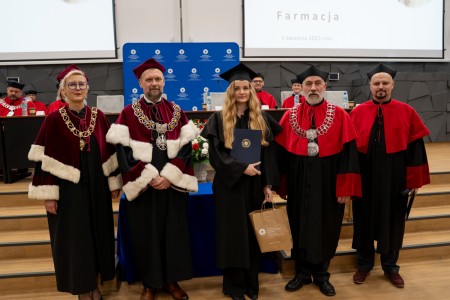 Uroczyste Dyplomatorium kierunku Farmacja 05 kwietnia 2025 r.. Kliknij, aby powiększyć zdjęcie.