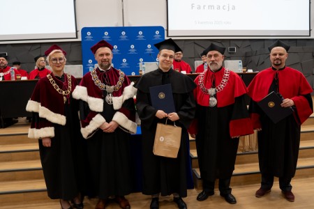 Uroczyste Dyplomatorium kierunku Farmacja 05 kwietnia 2025 r.. Kliknij, aby powiększyć zdjęcie.
