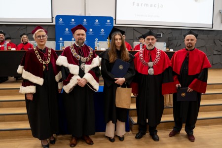 Uroczyste Dyplomatorium kierunku Farmacja 05 kwietnia 2025 r.. Kliknij, aby powiększyć zdjęcie.