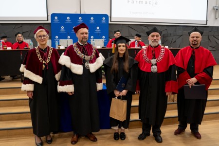 Uroczyste Dyplomatorium kierunku Farmacja 05 kwietnia 2025 r.. Kliknij, aby powiększyć zdjęcie.