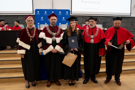 Uroczyste Dyplomatorium kierunku Farmacja 05 kwietnia 2025 r.. Kliknij, aby powiększyć zdjęcie.