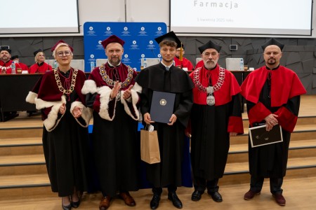 Uroczyste Dyplomatorium kierunku Farmacja 05 kwietnia 2025 r.. Kliknij, aby powiększyć zdjęcie.