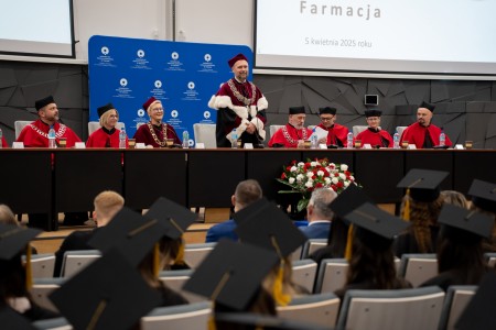 Uroczyste Dyplomatorium kierunku Farmacja 05 kwietnia 2025 r.. Kliknij, aby powiększyć zdjęcie.