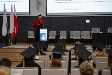 Uroczyste Dyplomatorium kierunku Farmacja 05 kwietnia 2025 r.. Kliknij, aby powiększyć zdjęcie.