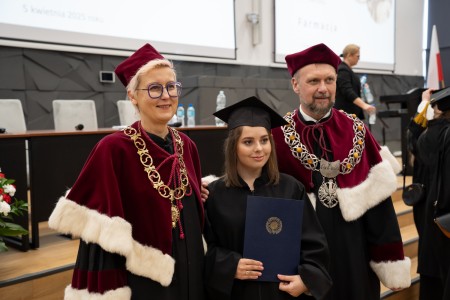 Uroczyste Dyplomatorium kierunku Farmacja 05 kwietnia 2025 r.. Kliknij, aby powiększyć zdjęcie.