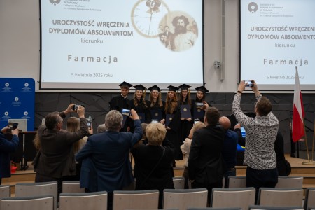 Uroczyste Dyplomatorium kierunku Farmacja 05 kwietnia 2025 r.. Kliknij, aby powiększyć zdjęcie.