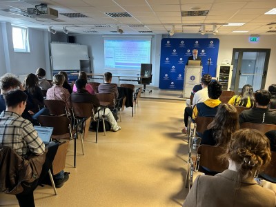 Wykład Profesora Tamaza Tchumburidze – Kierownika Katedry Farmacji Społecznej i Klinicznej na Państwowym Uniwersytecie Medycznym w Tbilisi (Gruzja). Kliknij, aby powiększyć zdjęcie.