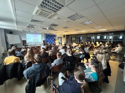 Wykład Profesora Tamaza Tchumburidze – Kierownika Katedry Farmacji Społecznej i Klinicznej na Państwowym Uniwersytecie Medycznym w Tbilisi (Gruzja). Kliknij, aby powiększyć zdjęcie.