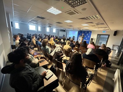 Wykład Profesora Tamaza Tchumburidze – Kierownika Katedry Farmacji Społecznej i Klinicznej na Państwowym Uniwersytecie Medycznym w Tbilisi (Gruzja). Kliknij, aby powiększyć zdjęcie.