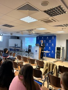 Wykład Profesora Tamaza Tchumburidze – Kierownika Katedry Farmacji Społecznej i Klinicznej na Państwowym Uniwersytecie Medycznym w Tbilisi (Gruzja). Kliknij, aby powiększyć zdjęcie.