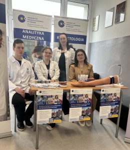Wydział Farmaceutyczny Collegium Medicum UMK na Drzwiach Otwartych IX LO im. Tadeusza Nowakowskiego w Bydgoszczy. Kliknij, aby powiększyć zdjęcie.