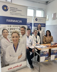 Wydział Farmaceutyczny Collegium Medicum UMK na Drzwiach Otwartych IX LO im. Tadeusza Nowakowskiego w Bydgoszczy. Kliknij, aby powiększyć zdjęcie.