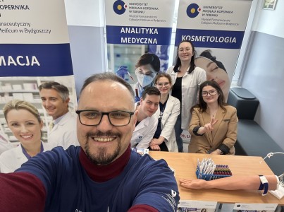 Wydział Farmaceutyczny Collegium Medicum UMK na Drzwiach Otwartych IX LO im. Tadeusza Nowakowskiego w Bydgoszczy. Kliknij, aby powiększyć zdjęcie.