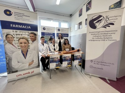 Wydział Farmaceutyczny Collegium Medicum UMK na Drzwiach Otwartych IX LO im. Tadeusza Nowakowskiego w Bydgoszczy. Kliknij, aby powiększyć zdjęcie.