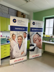 Sztuka pobierania krwi – warsztaty w Młynie Wiedzy w Toruniu z udziałem naszych studentek. Kliknij, aby powiększyć zdjęcie.